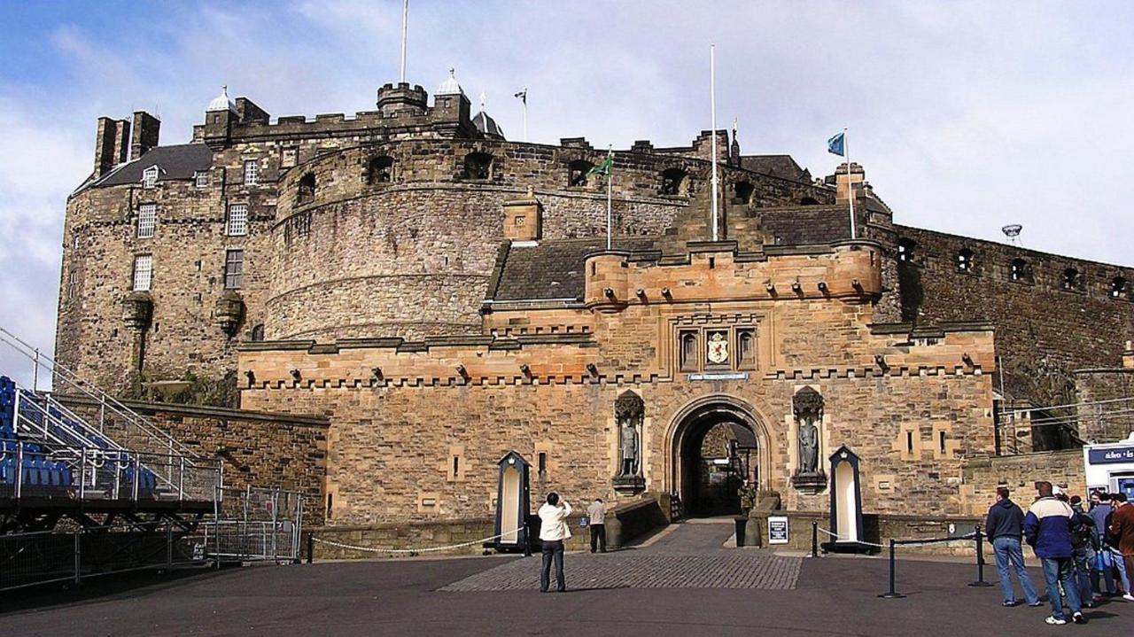 Lovely 3 Bedroom Apartment - Free Parking Edinburgh Exterior photo